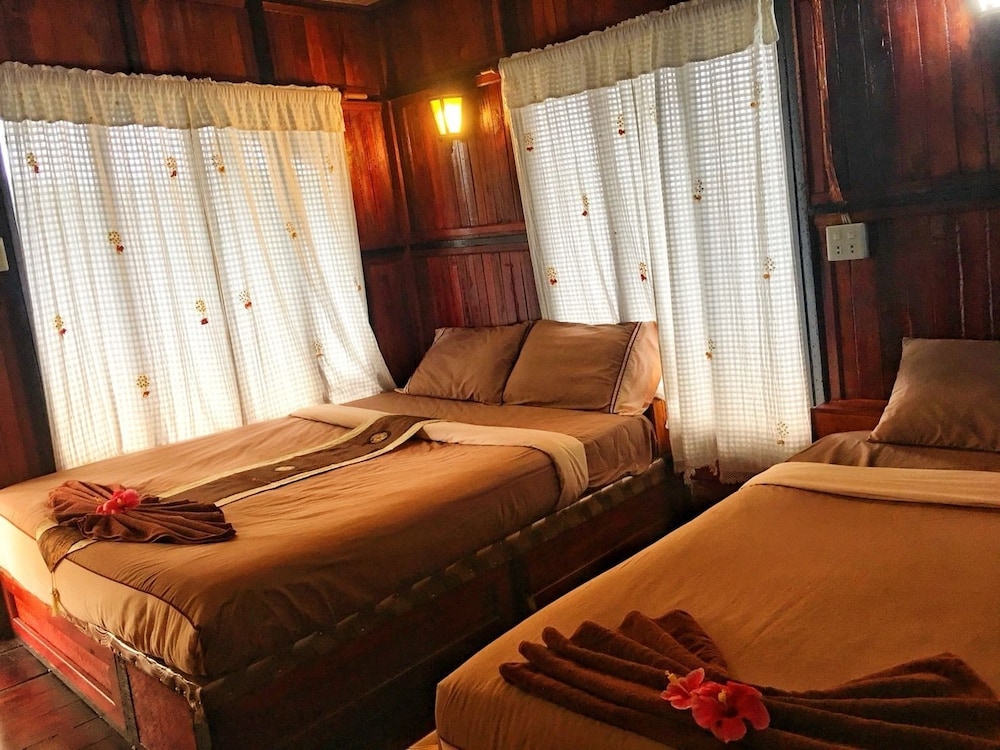 DELUXE, BUNGALOW, TWIN BEDS