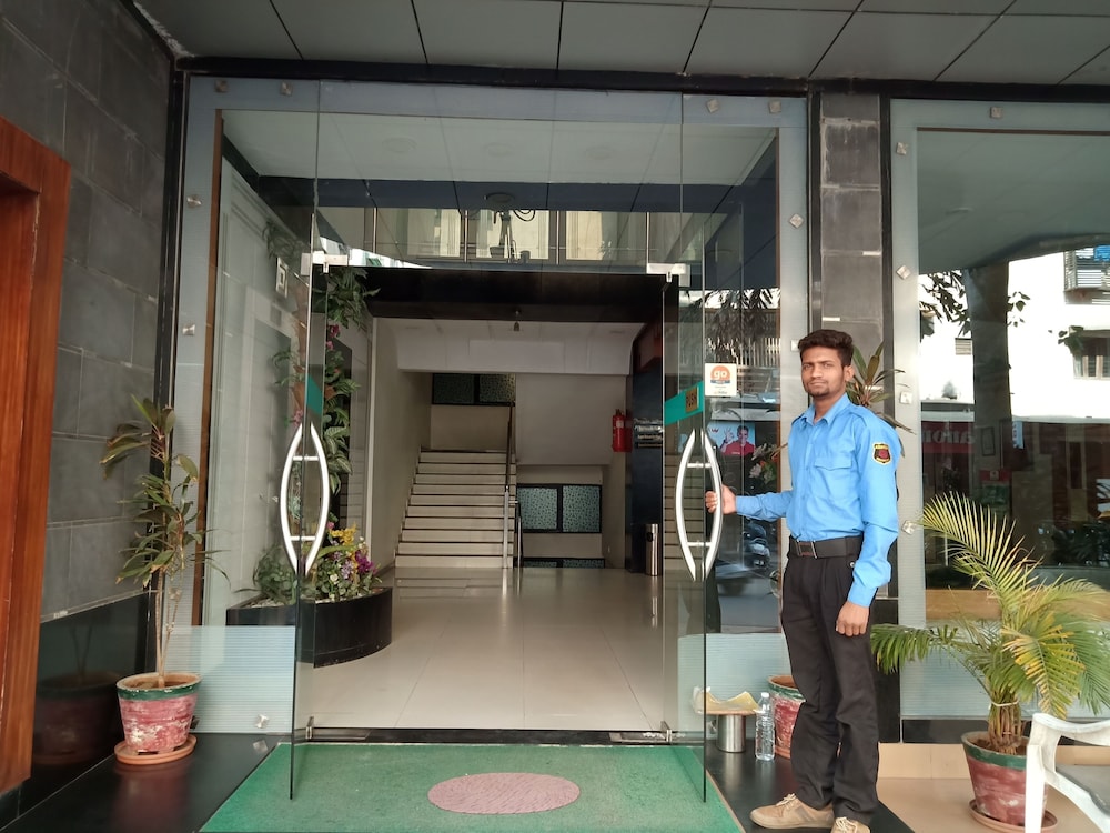 OYO Premium Paldi Cross Road 13/75