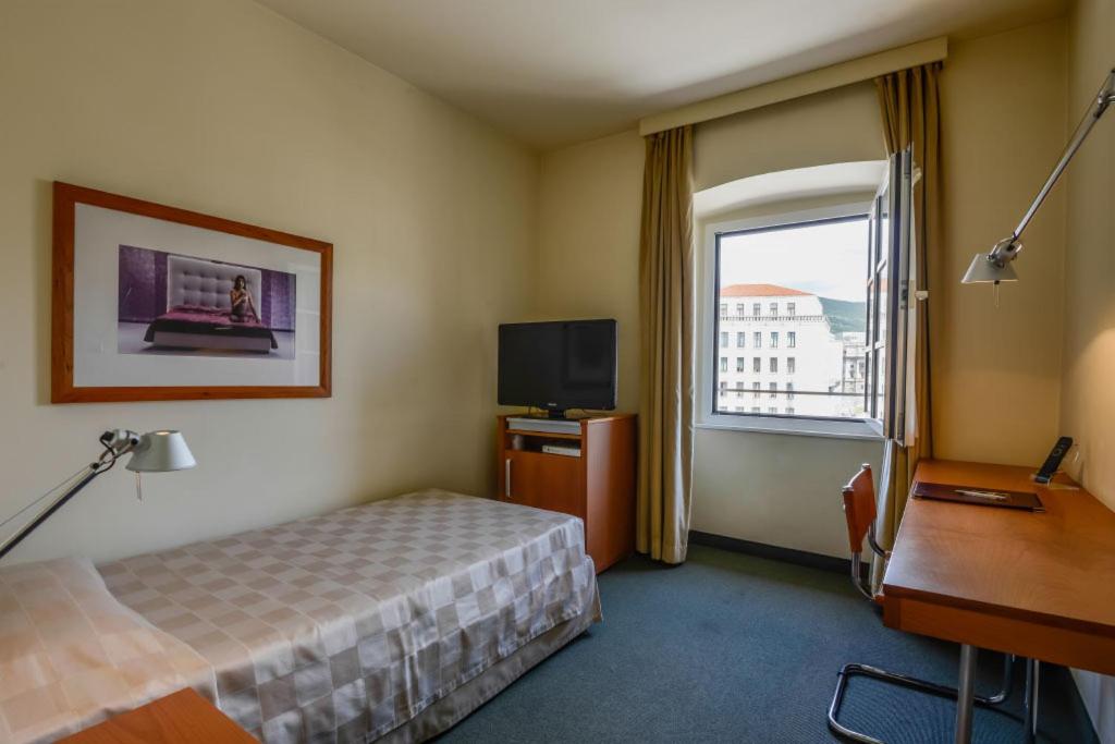 ROOM, SINGLE