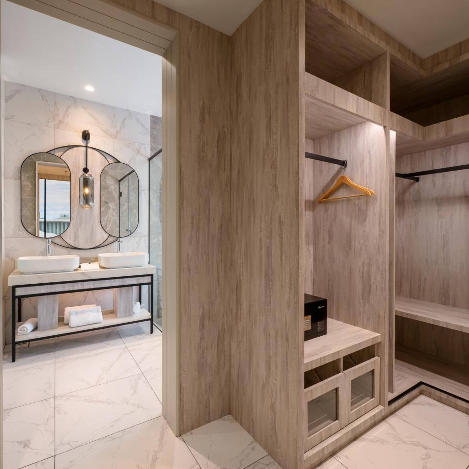 Fifth Avenue Hotel 27/49