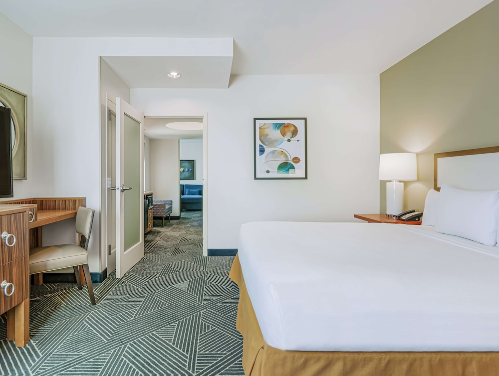 2 ROOMS, SUITE, KING BED, CITY VIEW, HIGH FLOOR