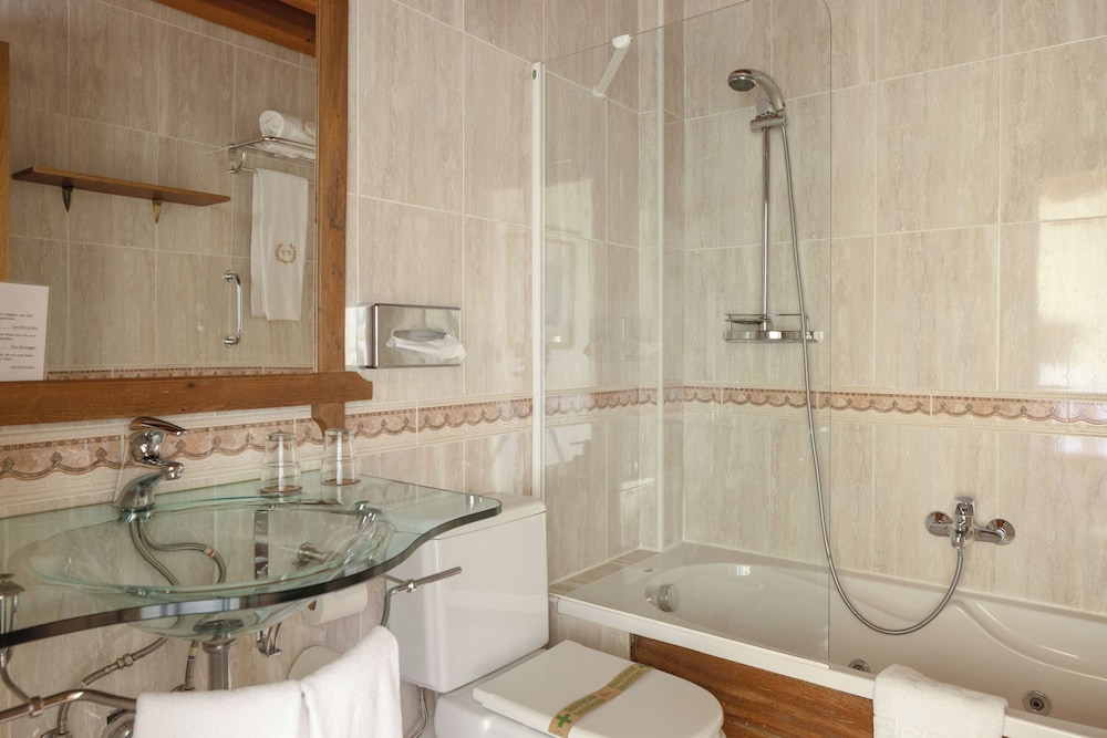 Hotel The Originals and Spa Etxegana 68/70