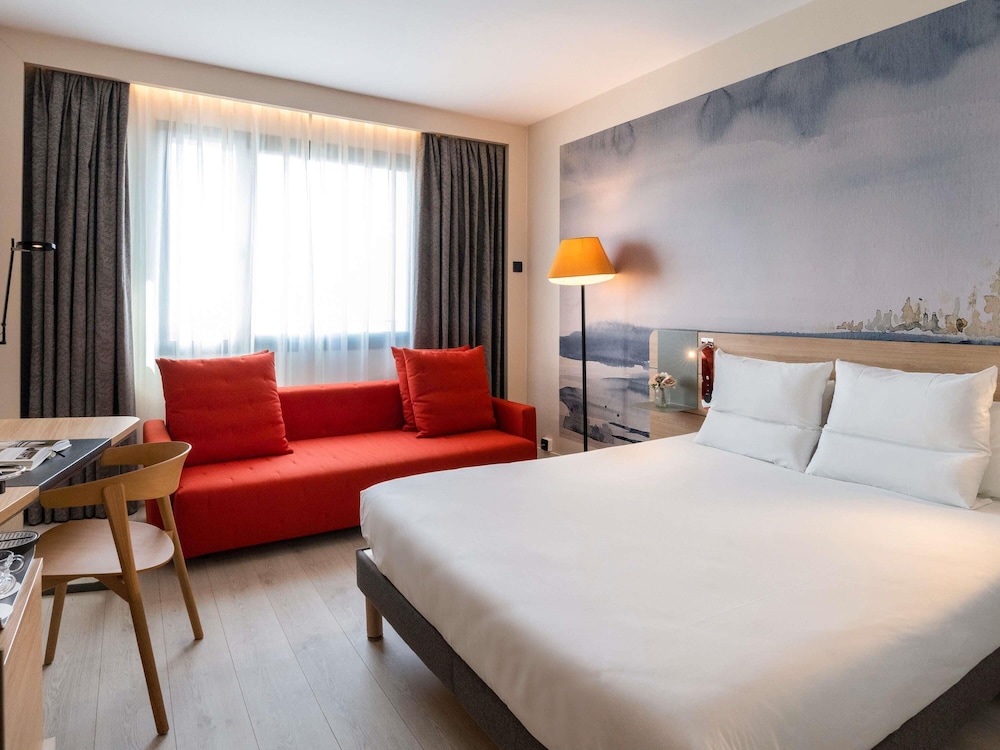EXECUTIVE, QUEEN BED, SOFA