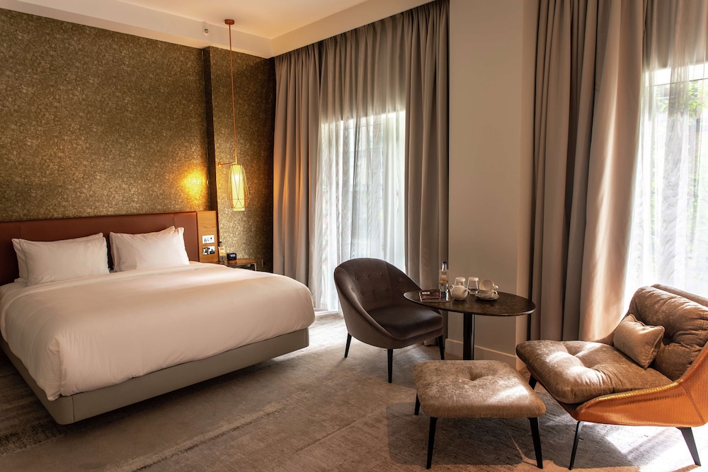 Room at Lincoln Plaza London Curio Collection By Hilton, LONDON