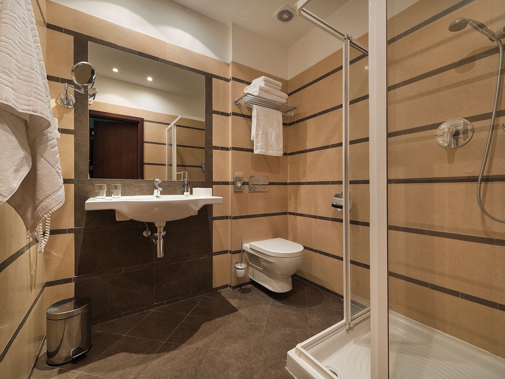 EA Hotel Downtown 35/40