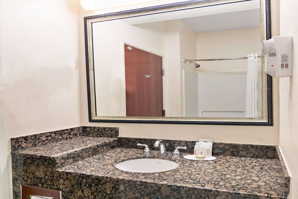 Super 8 By Wyndham Austin/Airport South 24/49