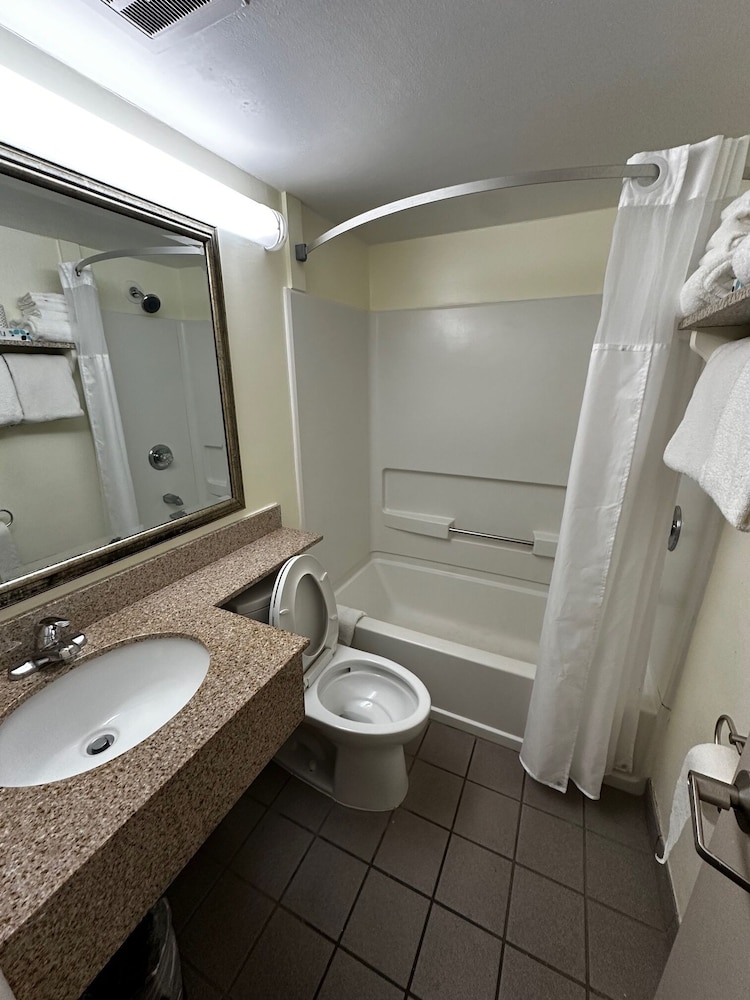 جناح استوديو بسريرين كوين، Ramada By Wyndham Virginia Beach 5/6