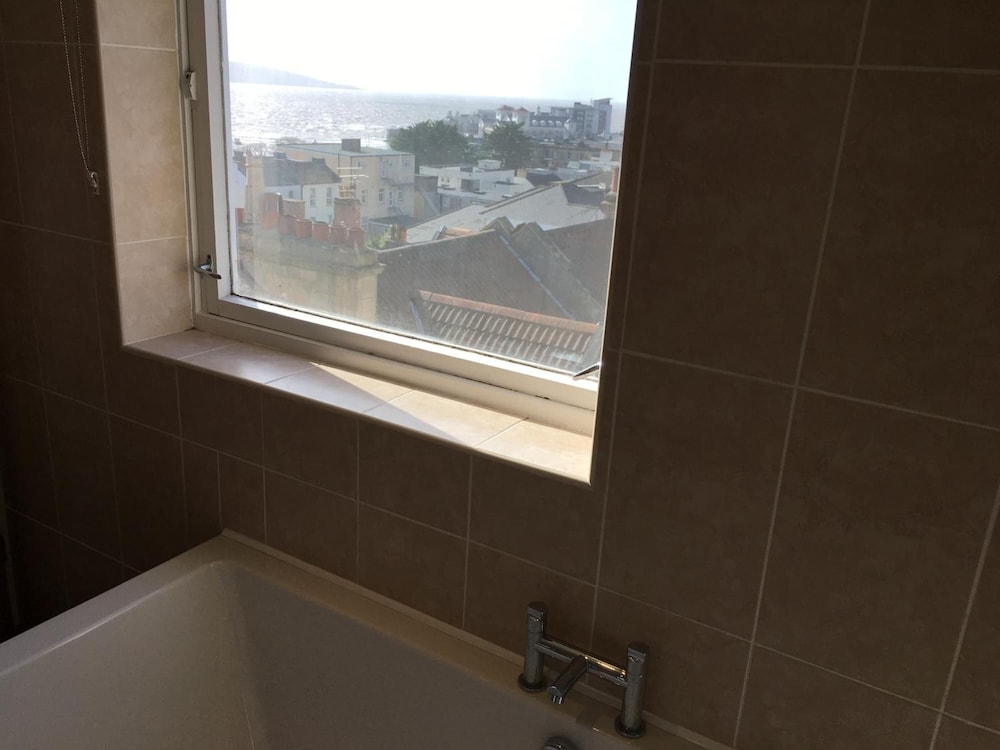 Queenswood Hotel 44/45