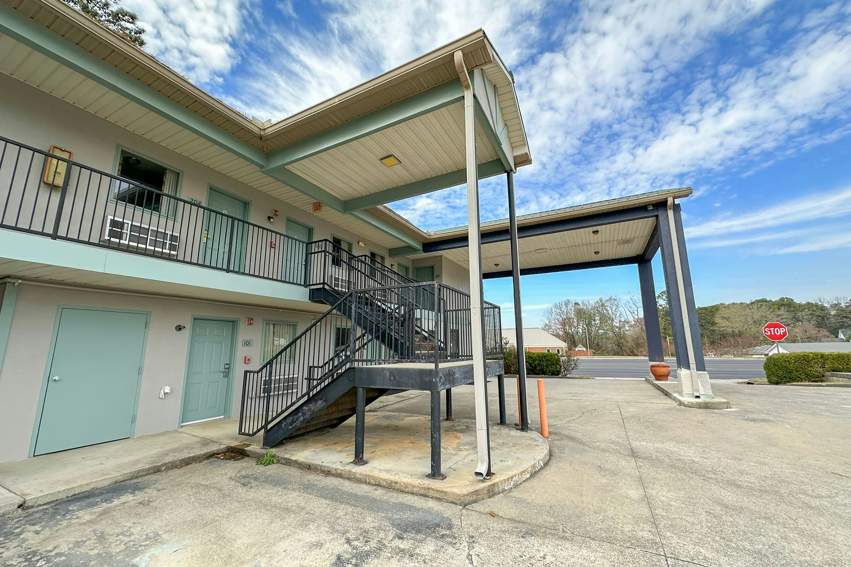 Garden Inn & Suites 14/17