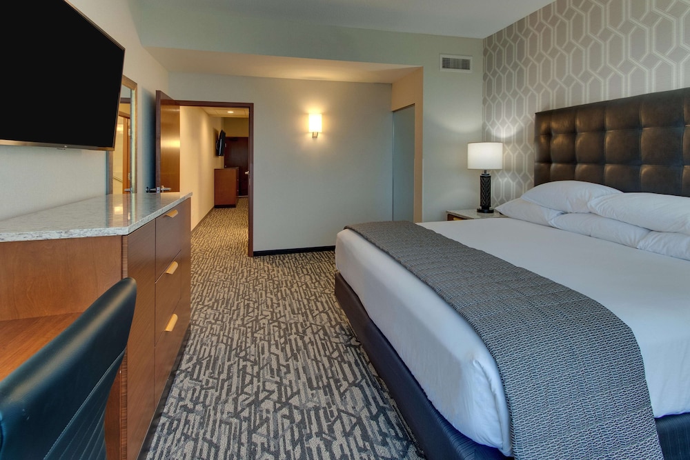 2 ROOMS, SUITE, KING BED, SOFA, HIGH FLOOR