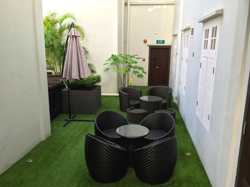 Bliss Hotel Singapore 70/75