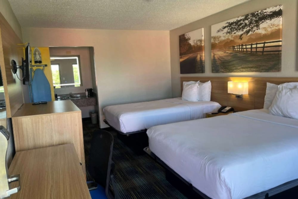 Days Inn & Suites by Wyndham Mobile 18/38