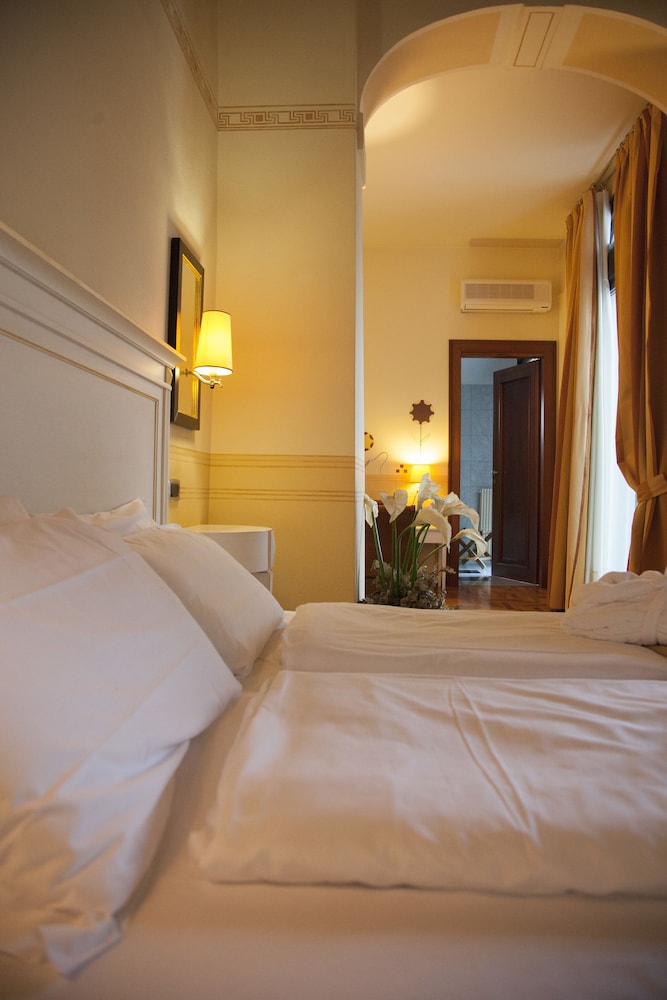 Villa Policreti Hotel 7/50
