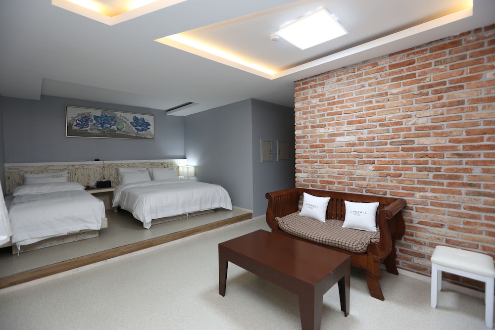 Opera 21 Hotel 8/28
