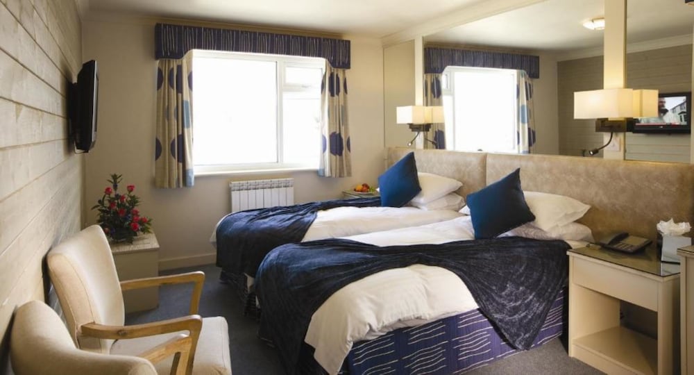 Cobo Bay Hotel 7/45