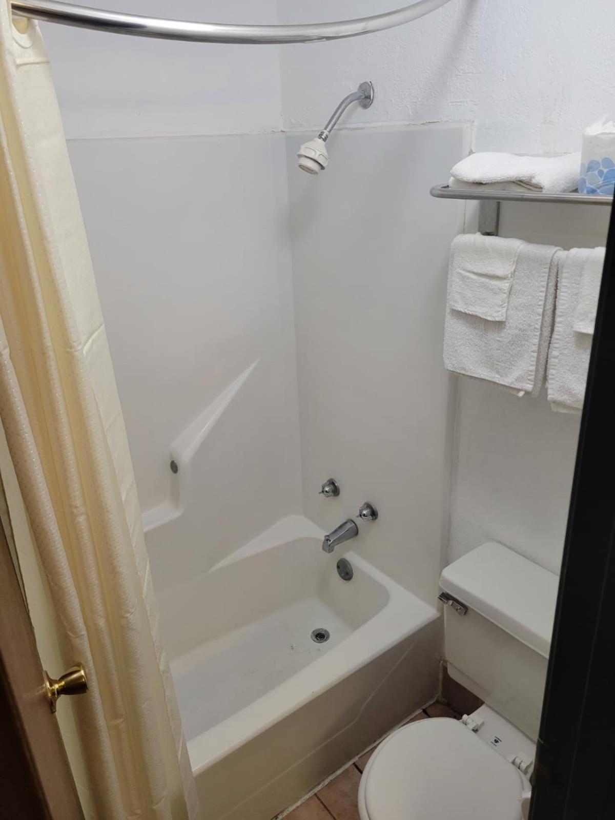 Econo Lodge West 13/14