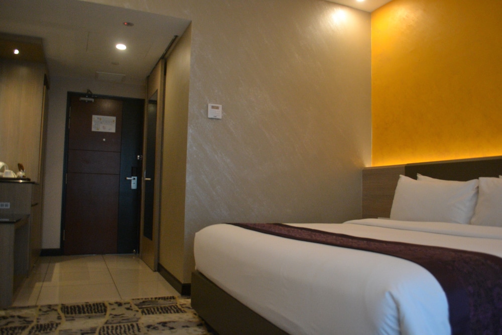 V8 Hotel 10/34