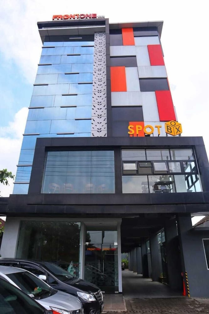 Front One Inn Kediri 1/61