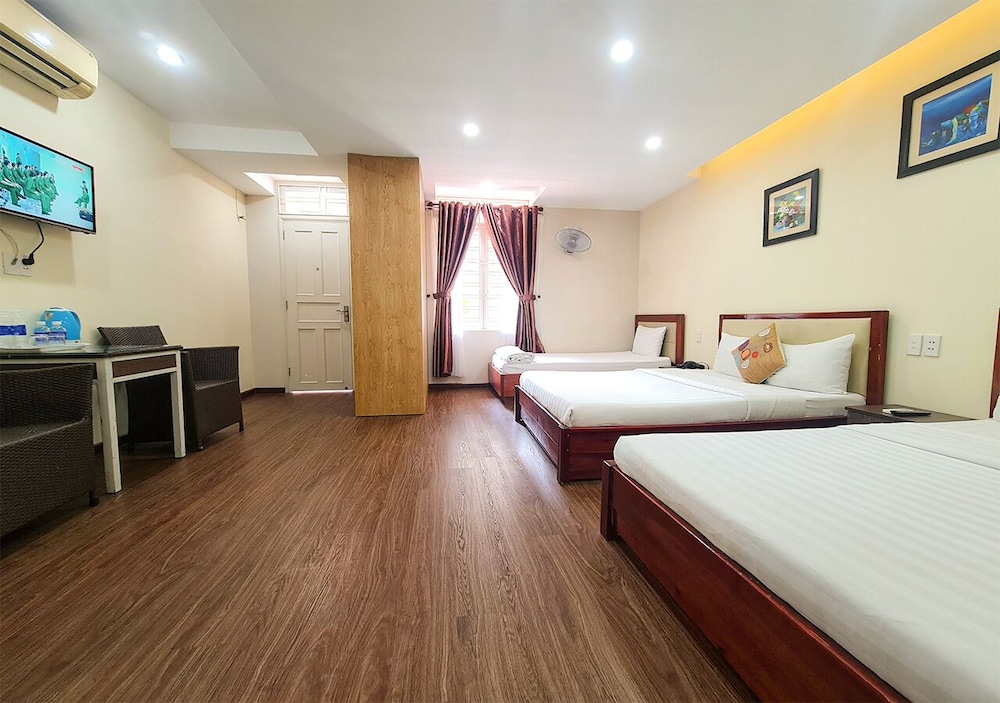 Mixed Dorm, Family, 1 Queen and 2 Queen Beds, Garden View