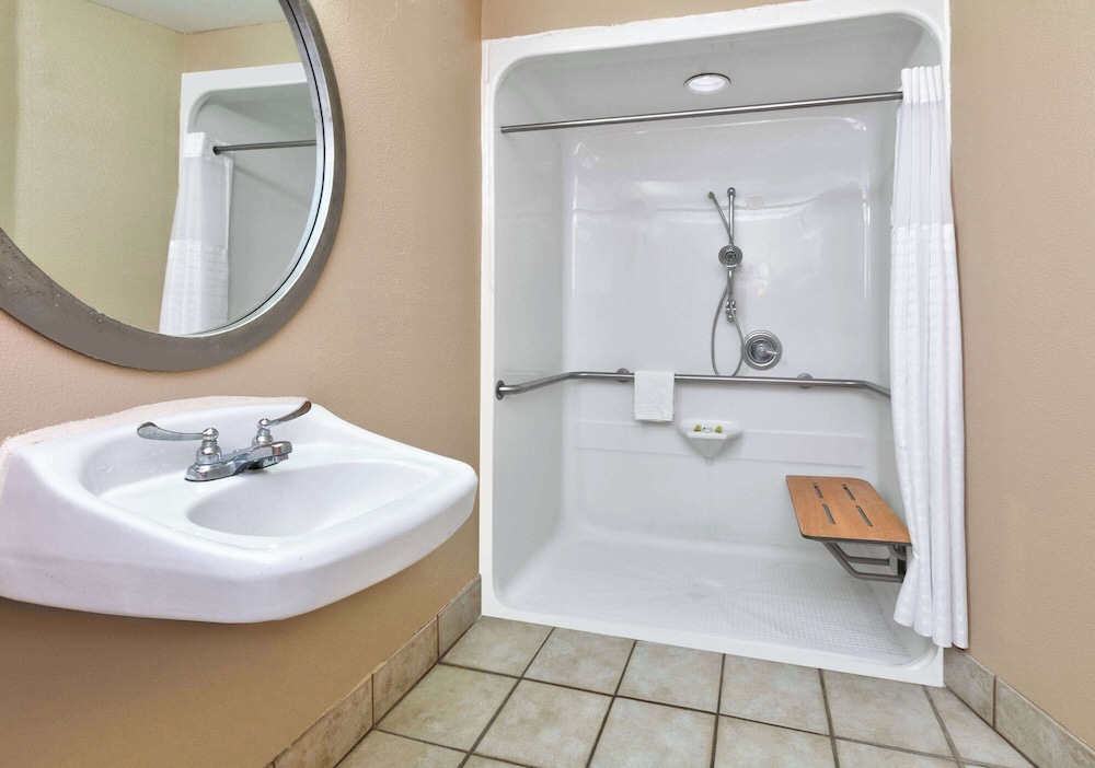 Super 8 by Wyndham New Braunfels I-35 33/36