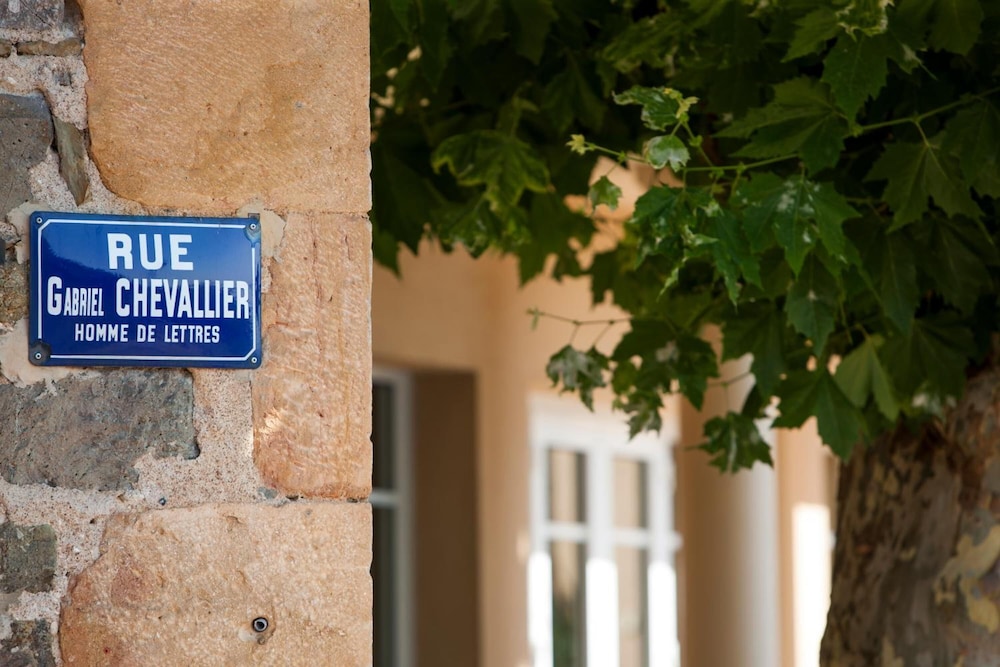 AUBERGE DE CLOCHEMERLE 48/54