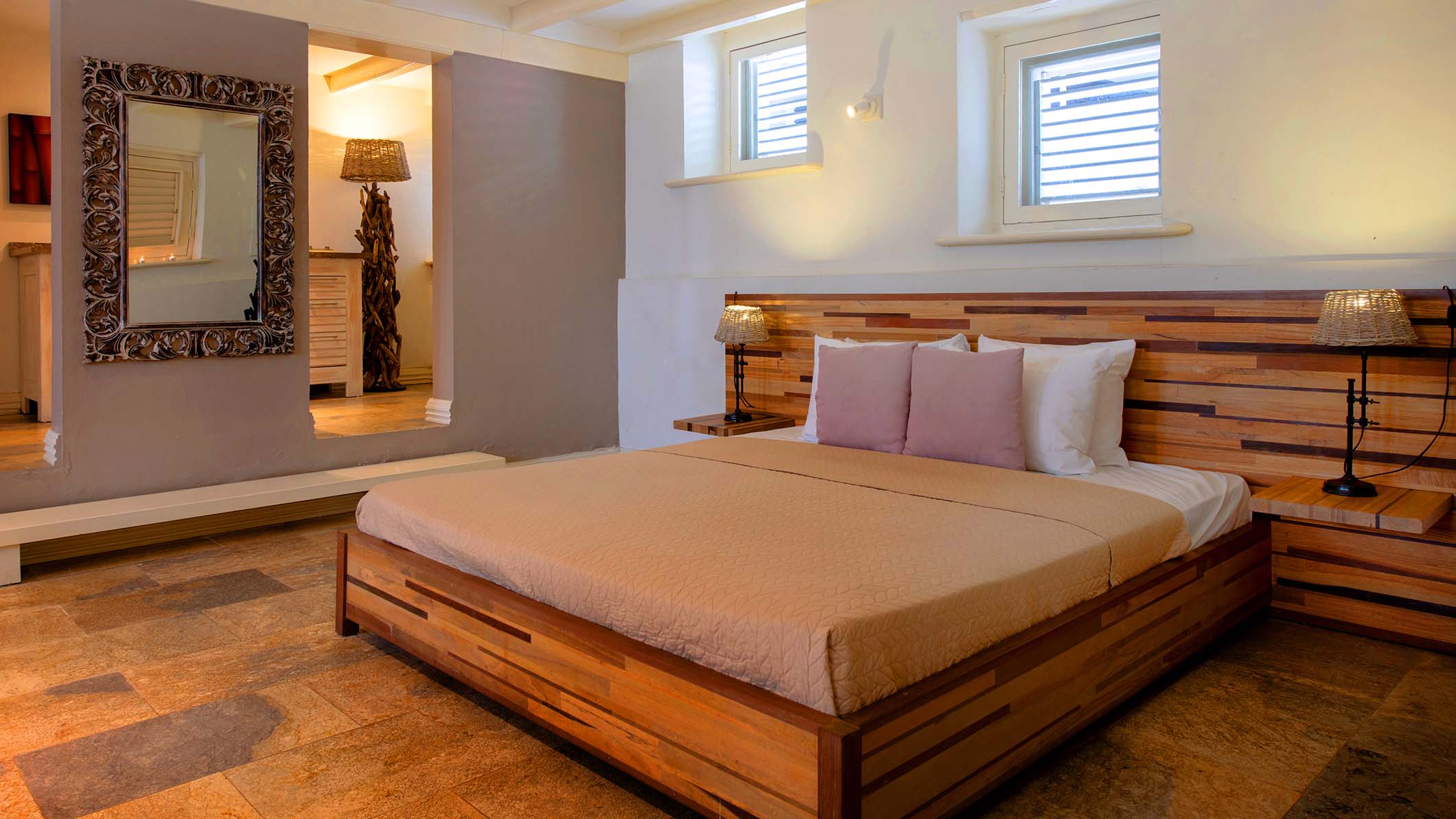 DELUXE, KING BED
