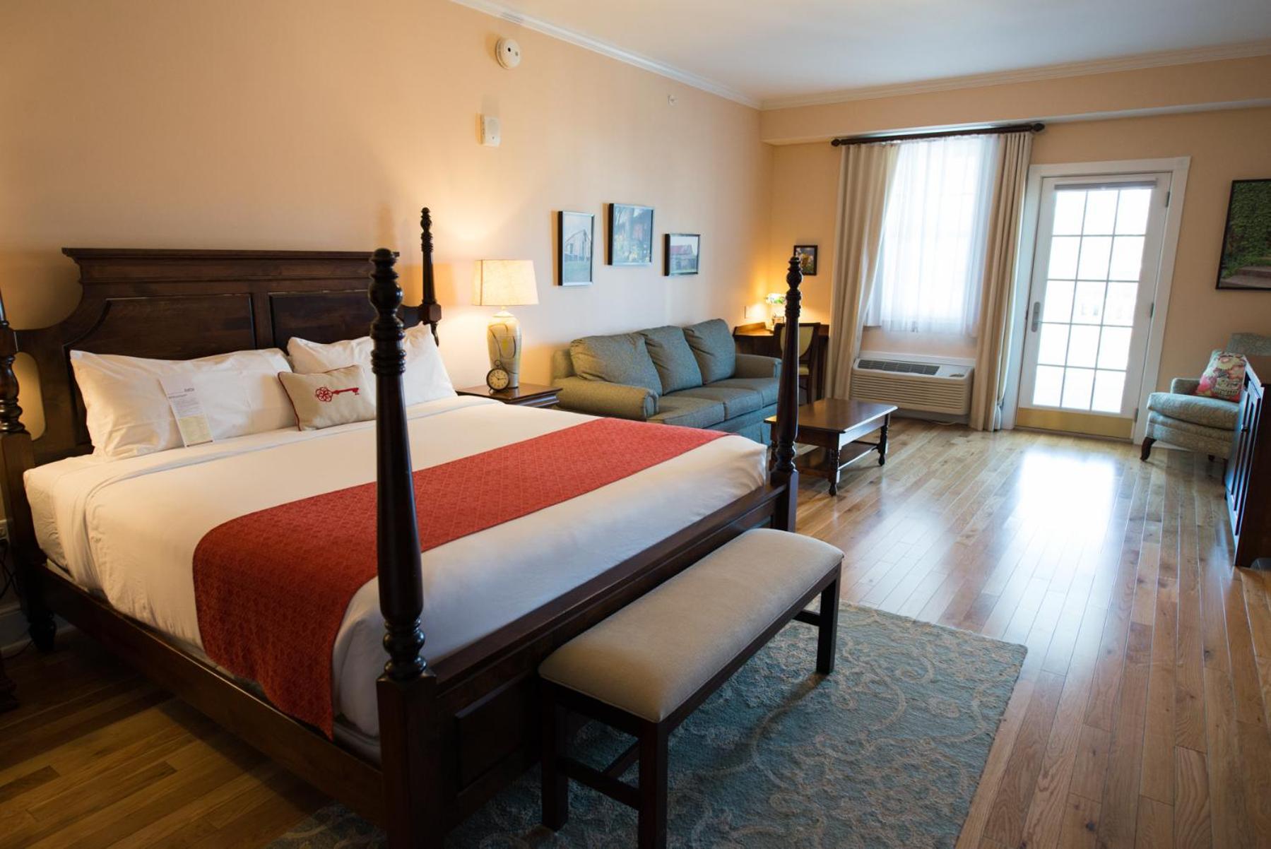 Suite, King Bed, Balcony