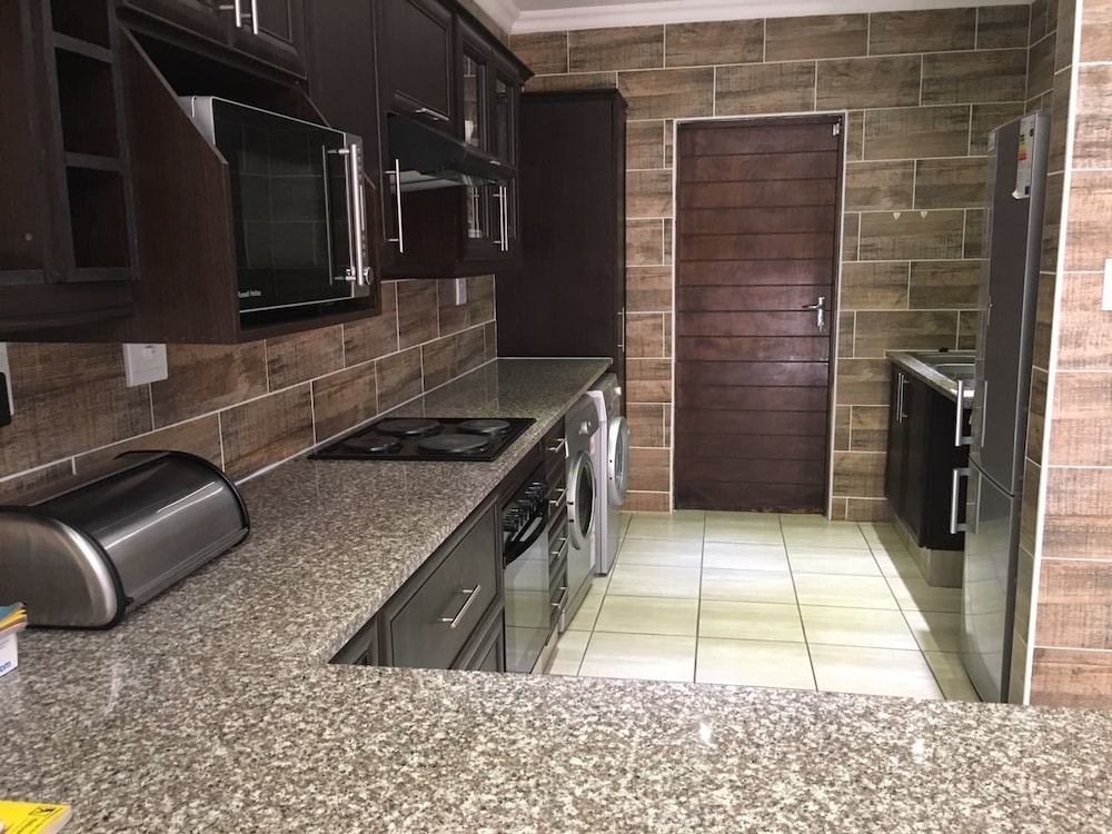 Gecko Inn Guest House 25/50