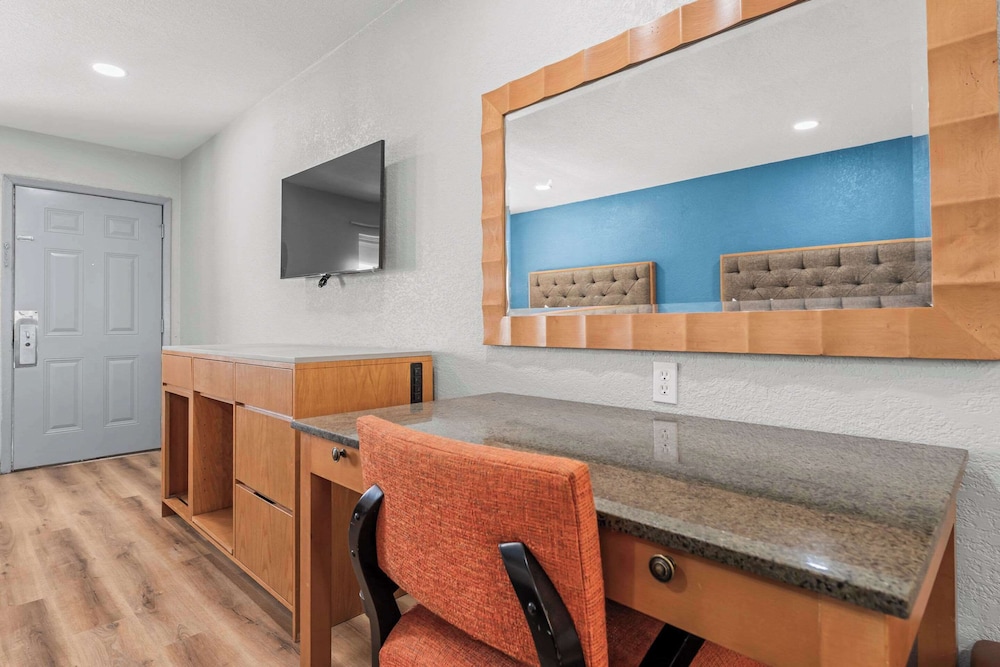 Econo Lodge Inn & Suites Sealy 43/52