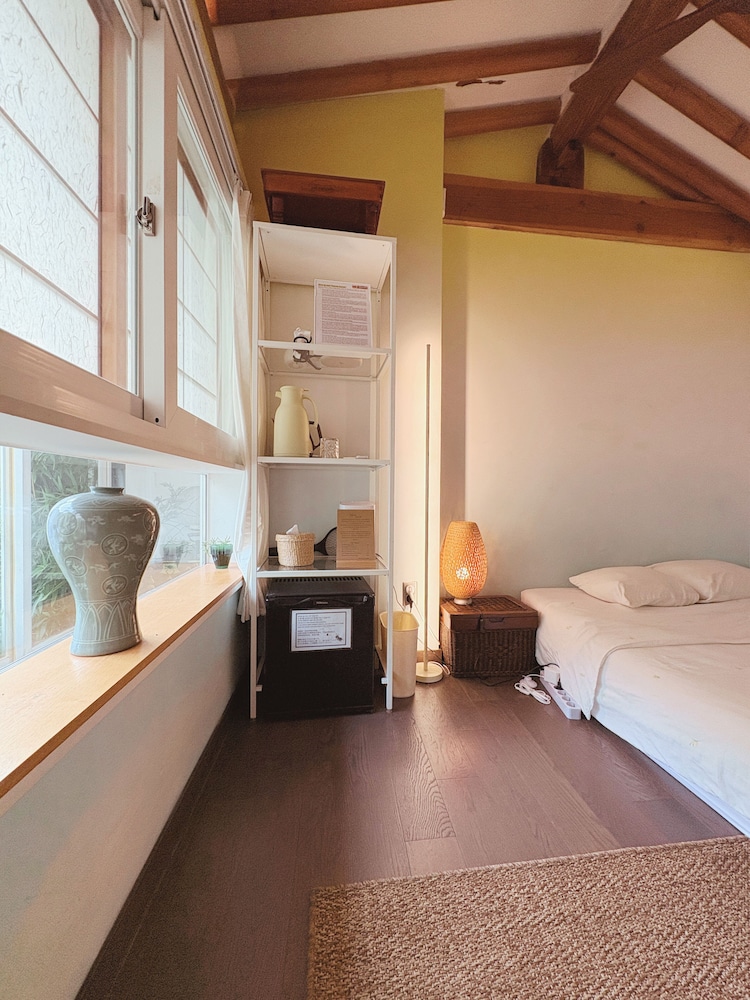 COMFORT, QUEEN BED