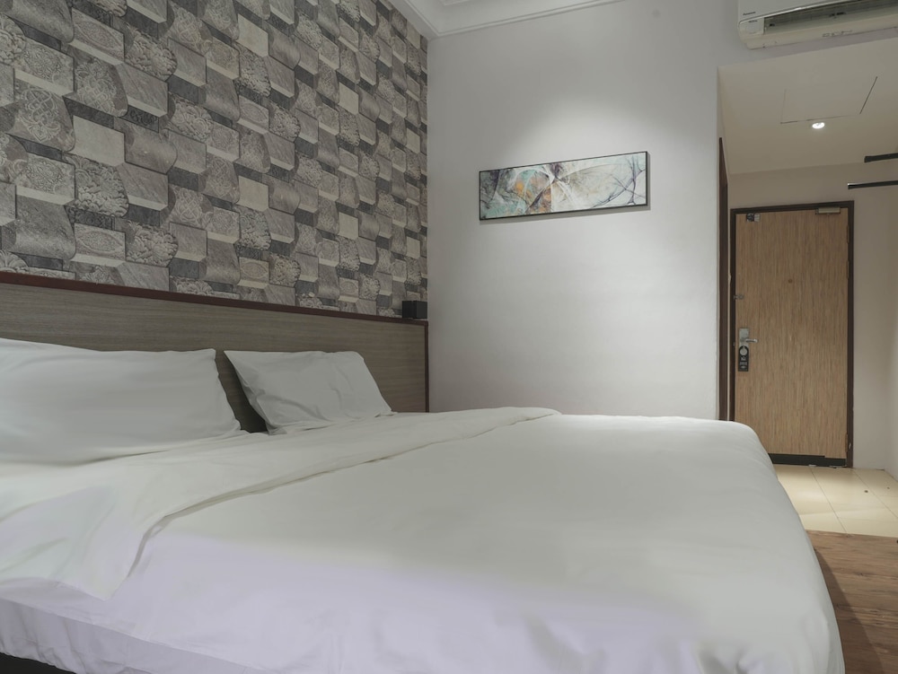 DELUXE, DOUBLE BED, NO VIEW, LARGE