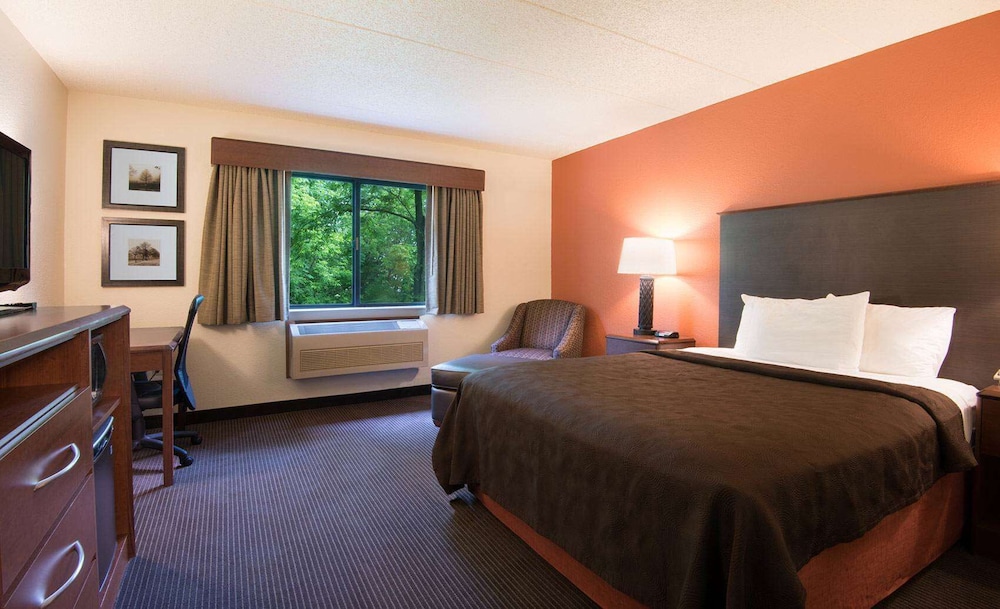 غرفة بسرير كينج بإطلالة على البحيرة لذوي الإعاقة، AmericInn by Wyndham Ashland 2/3