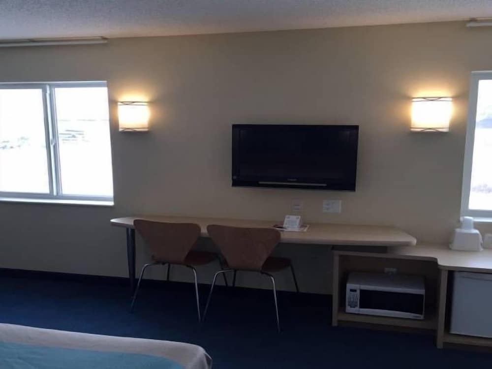 Super 8 by Wyndham Estevan 38/47