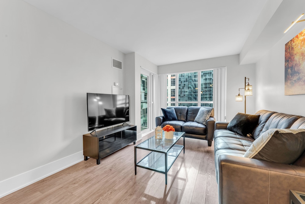 Grand Royal Condos - Cn Tower 53/71