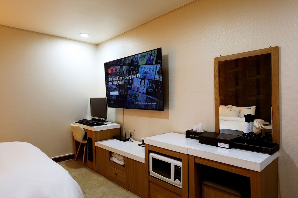 White Tourist Hotel 24/24