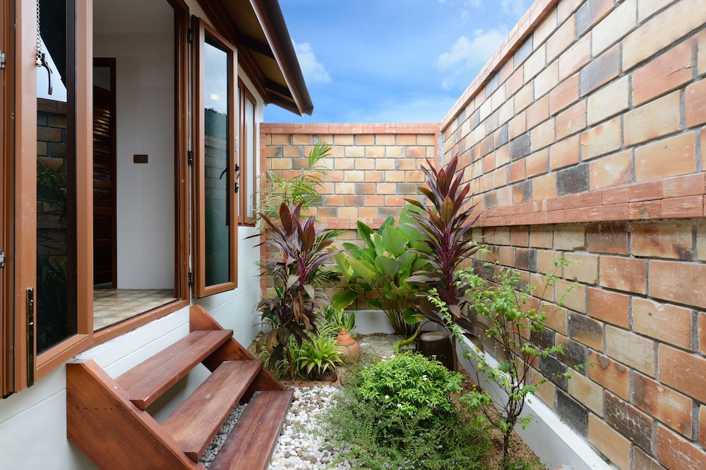 Pingchan Beachfront Resort 8/50
