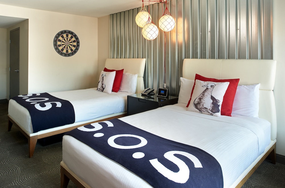 DELUXE, 2 DOUBLE BEDS, BALCONY