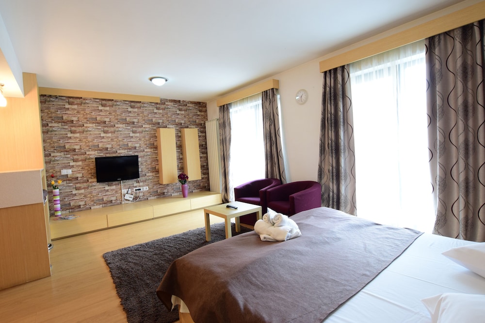 STUDIO 7, KING BED