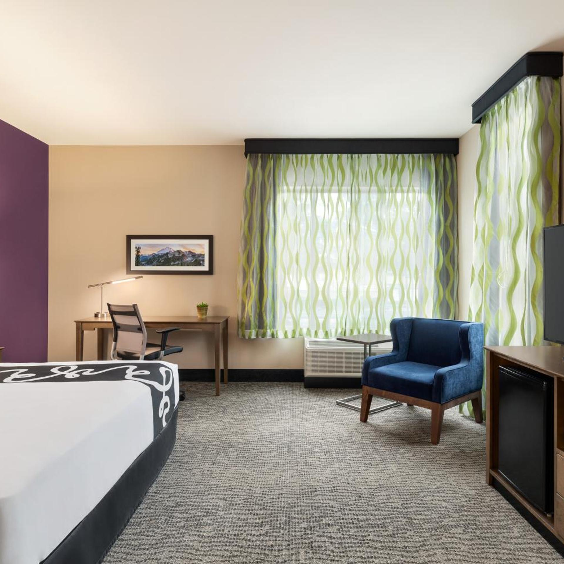 غرفة بسرير كينج بمطبخ صغير لذوي الإعاقة، La Quinta Inn And Suites by Wyndham Burlington 4/8