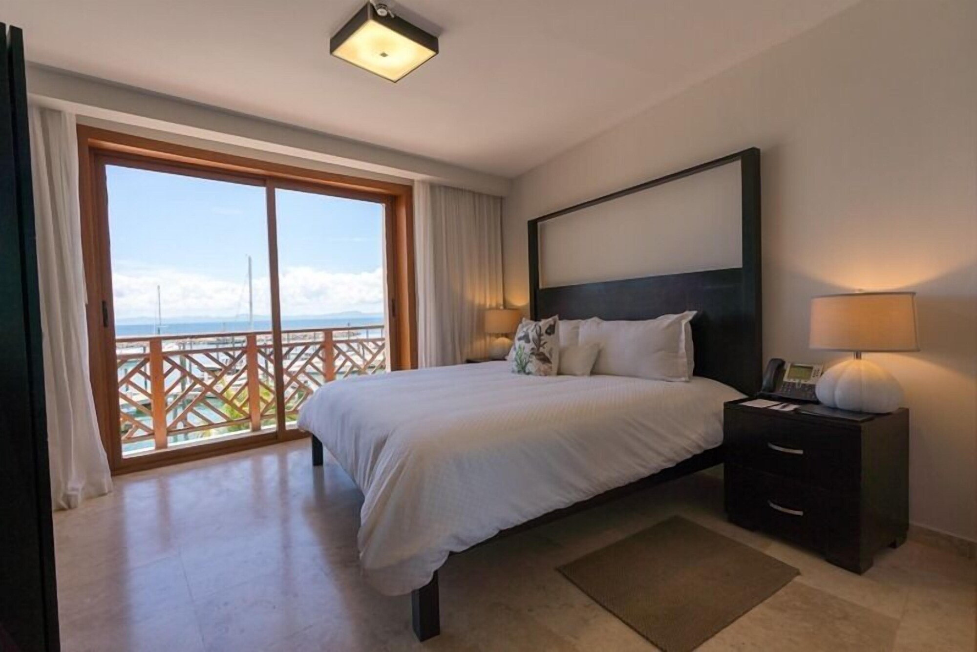 جناح ديلوكس بسرير كوين بإطلالة على البحر بغرفة نوم واحدة مع أريكة بمطبخ صغير، The Bannister Hotel and Yacht Club 3/5