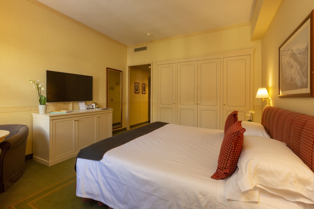 SUPERIOR, DOUBLE OR TWIN BED, MOUNTAIN VIEW