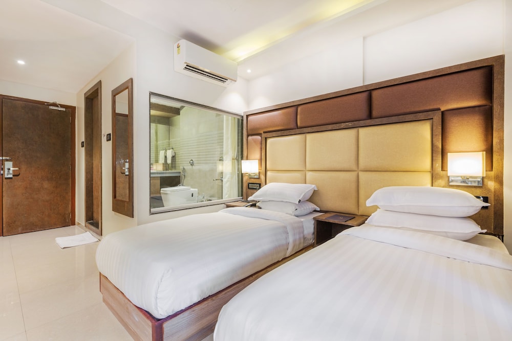 AURA ONE HOTEL 9/45