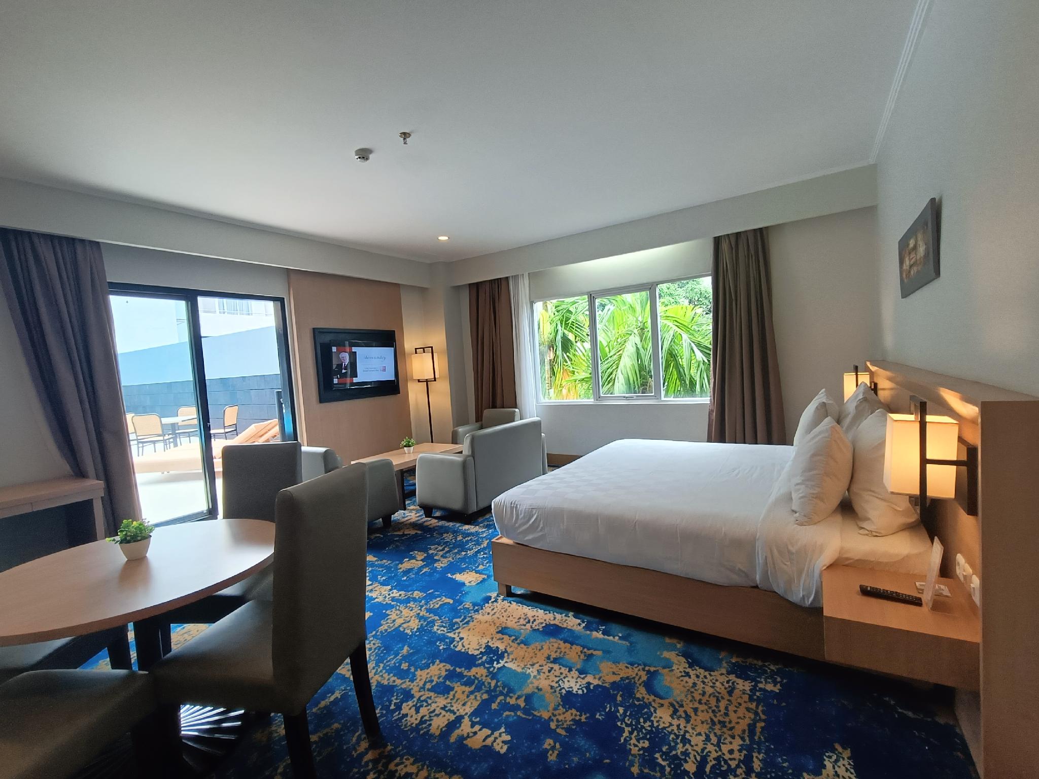 Suite, Pool Access