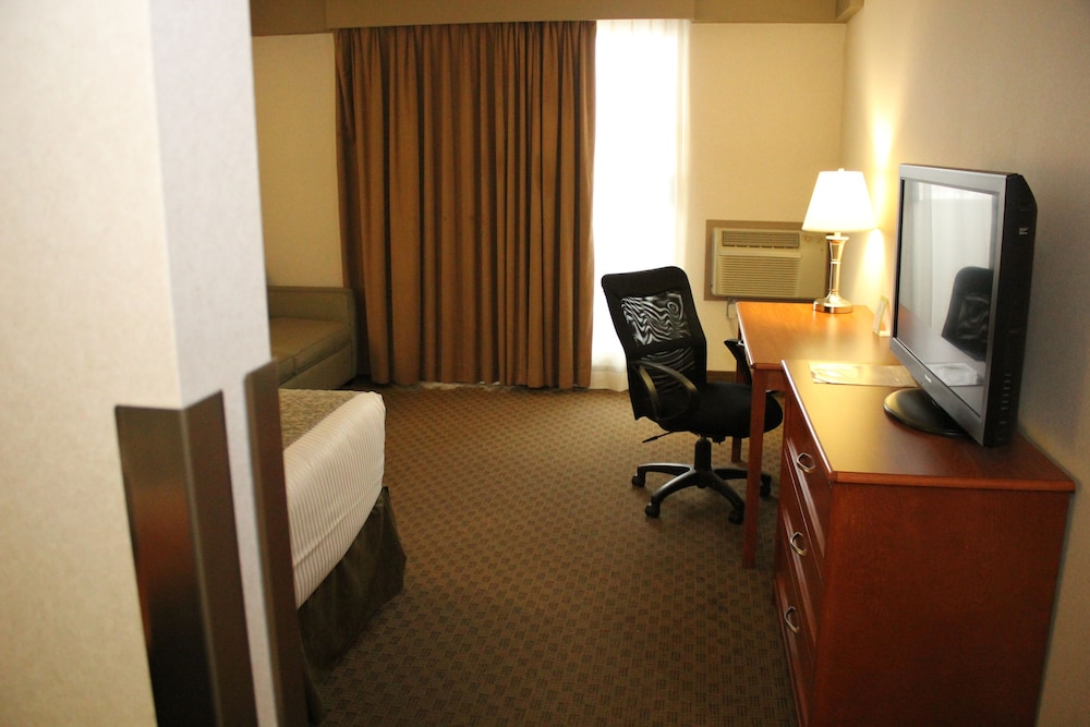 Ramada By Wyndham Edmonton South 31/33