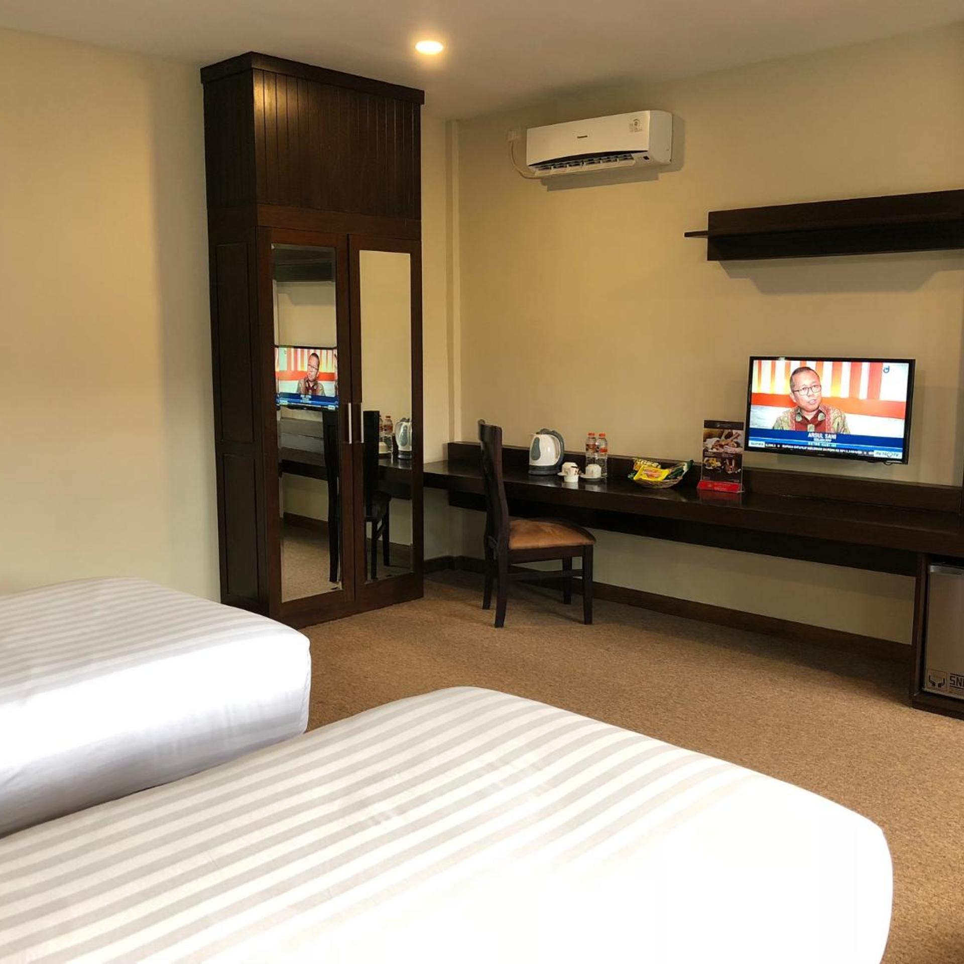 Garden, Twin Beds, Rice Field View 3/10