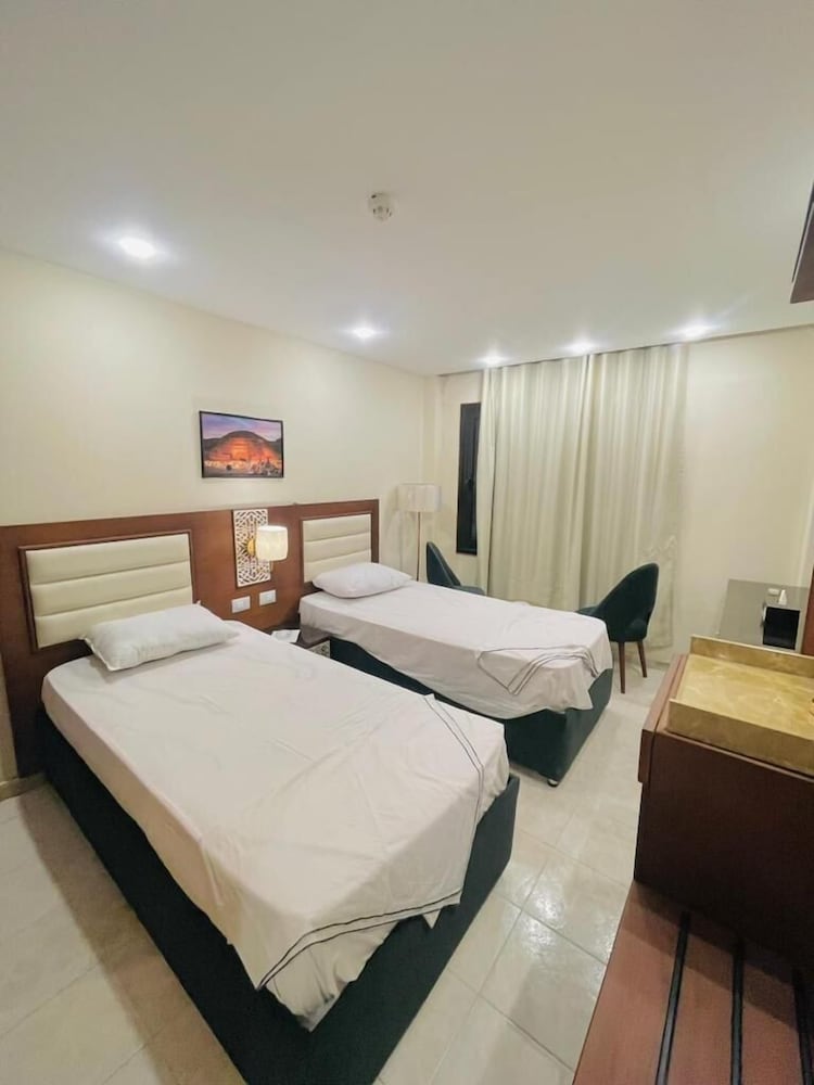 DELUXE, TWIN BEDS