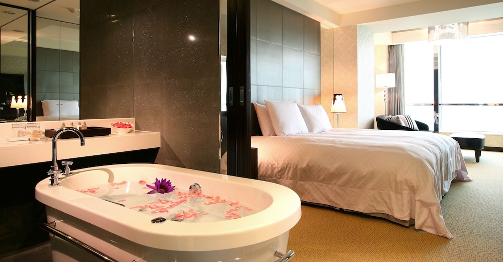 THE CRYSTAL RESORT SUN MOON LAKE 45/50