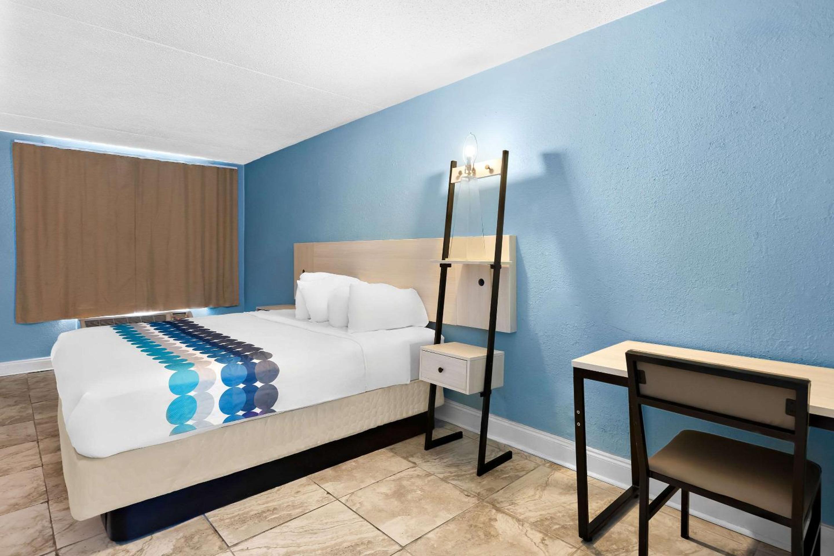 ROOM, KING BED