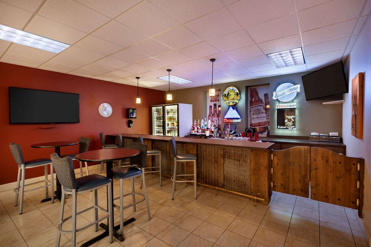 Bakken Airport Hotel And Suites Xwa 12/26