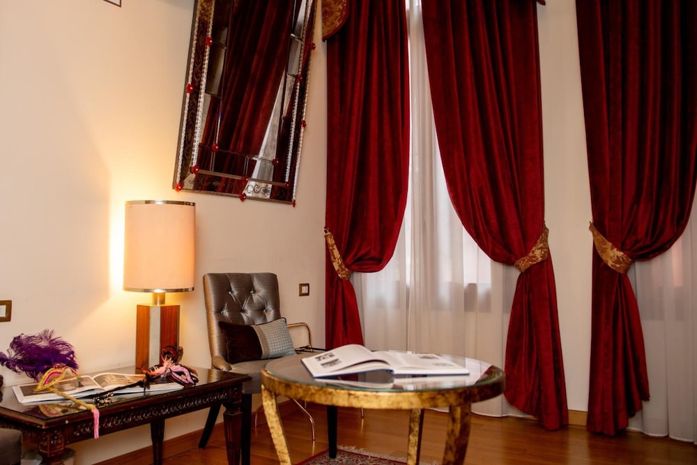 Ca Dell Arte Hotel 60/71